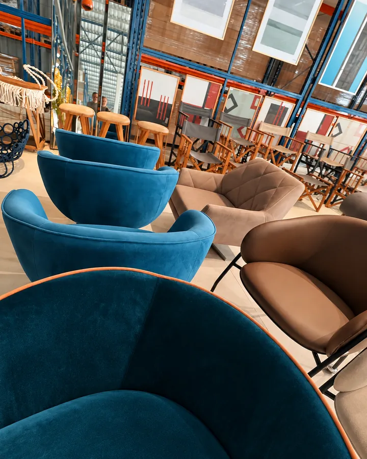 Poltronas de veludo azul e marrons no centro de distribuição da Goods Br